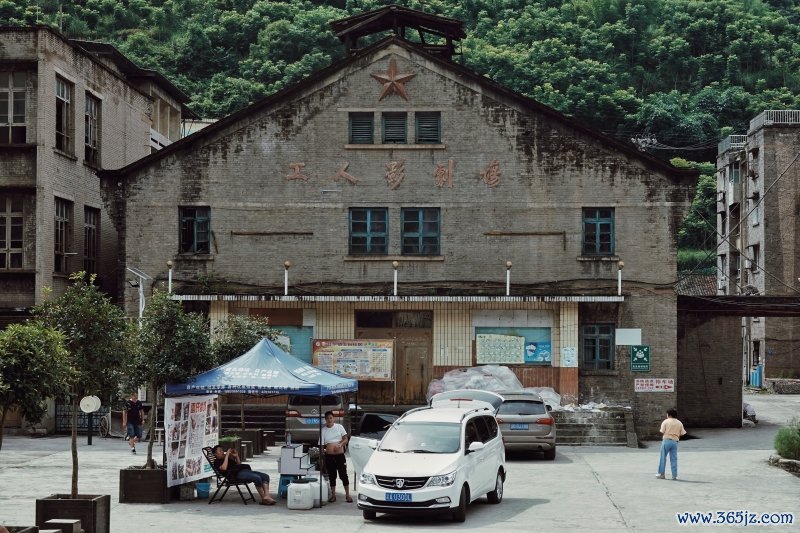 重庆小鱼沱的工人影剧场，这里曾是充满希望的三线工业小城。